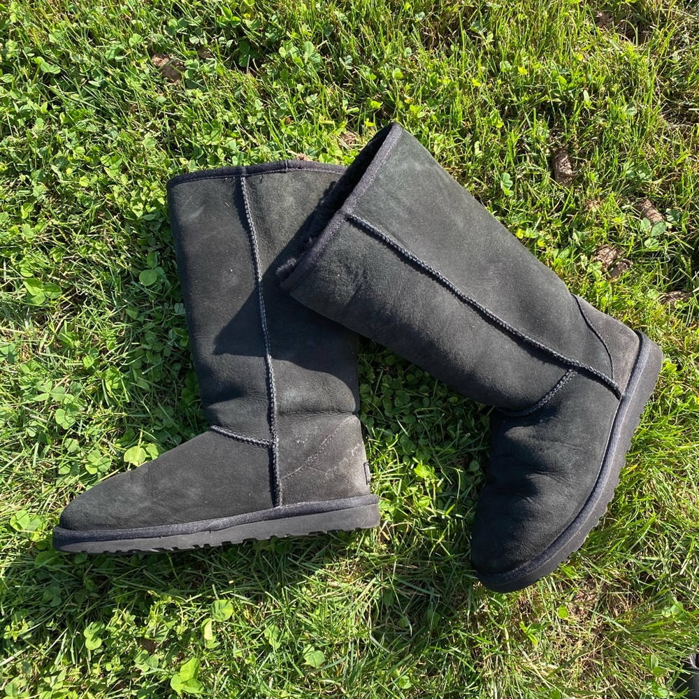 Ugg Classic Tall Boot II in Black size 7